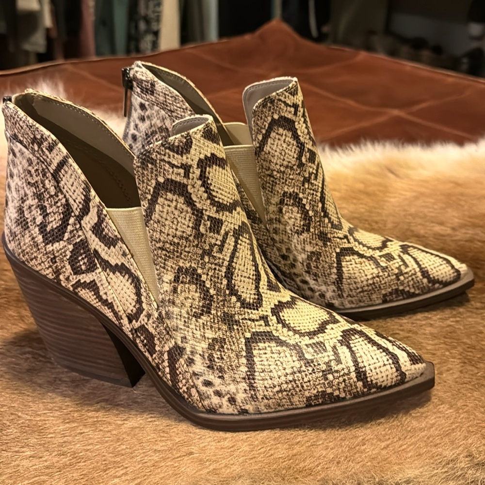 New without box Vincent Camuto Booties